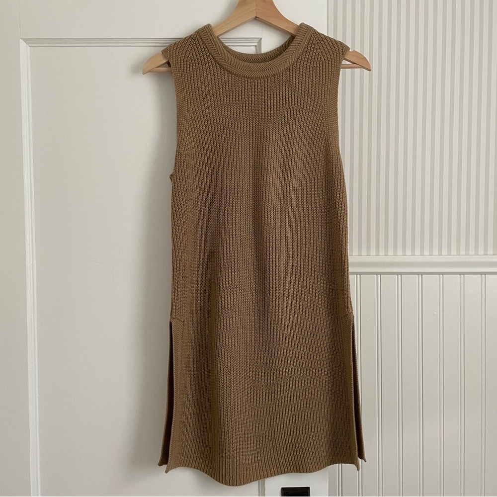 Sleeveless tunic-style sweater vest with side slits